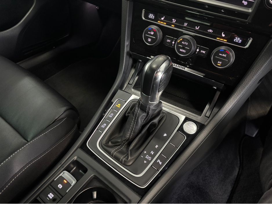 2014 Volkswagen Golf *VOLKSWAGEN GOLF R* *DSG* *KEYLESS ENTRY* *DCC* *PARKING SENSORS* *REVERSE CAMERA* *HEATED LEATHER ELECTRIC SEATS* *WIDE SCREEN *TRADE INS WELCOME* *2.0 R 4MOTION 300PS 5DR* €22,950