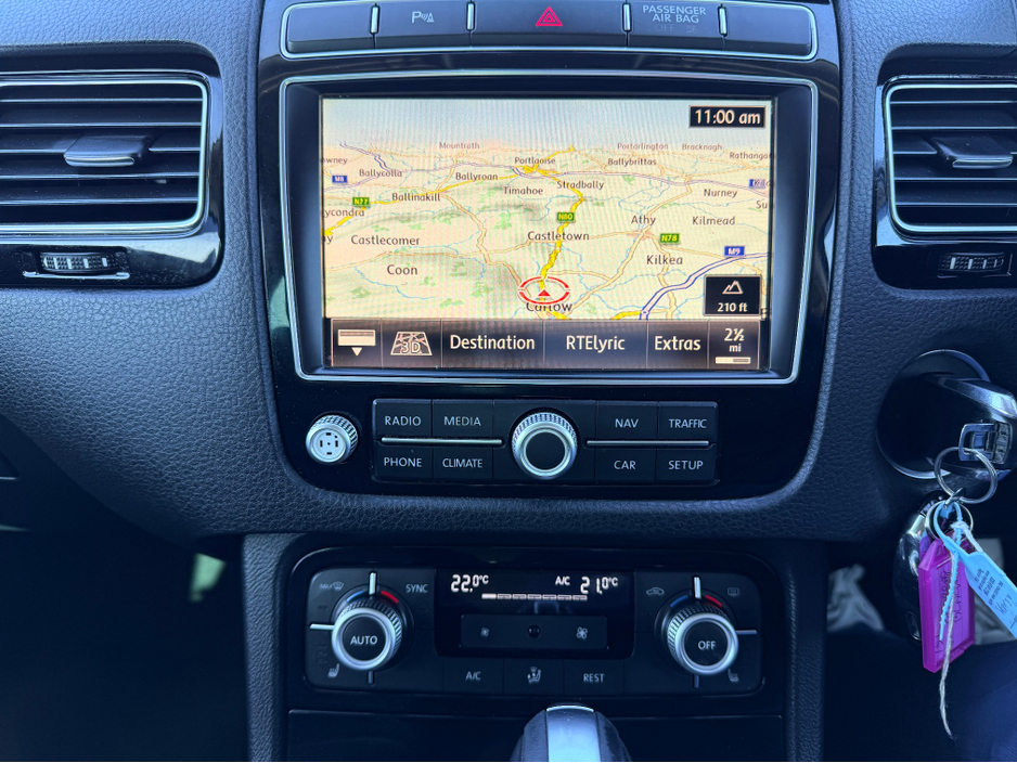 2015 Volkswagen Touareg - image 23