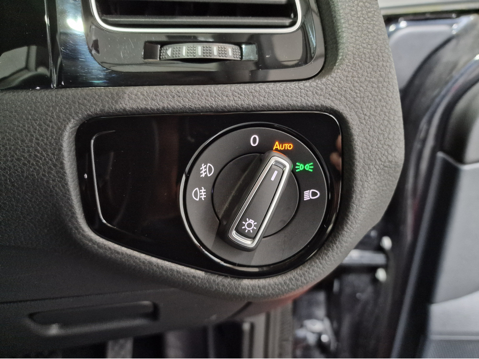 2013 Volkswagen Golf - image 21