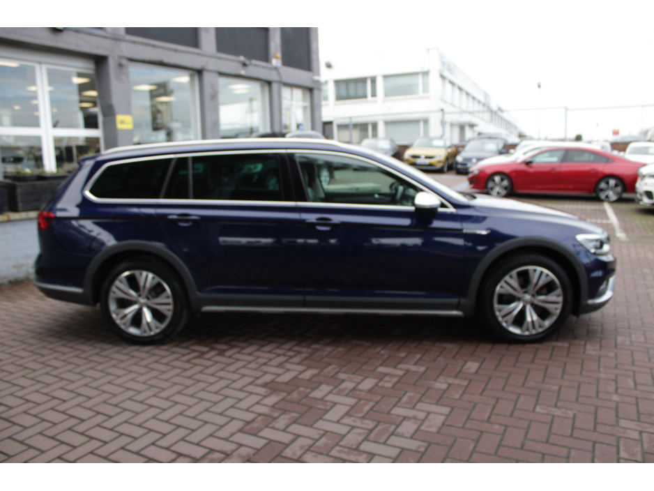 2019 Volkswagen Passat - image 3