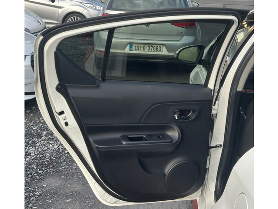 2017 Toyota Aqua - image 8