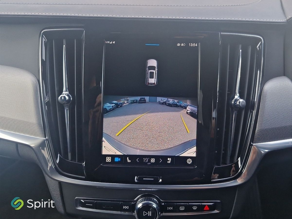 2021 Volvo V90 - image 13