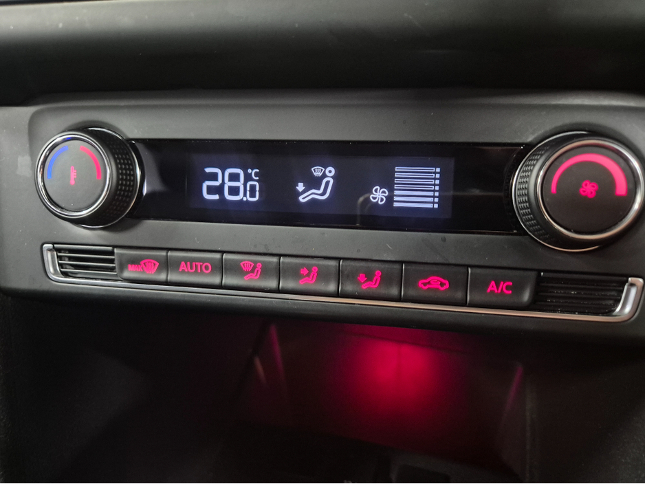 2016 Volkswagen Polo **HIGHLINE**AUTO**LEATHER/ALCANTARA SEATS**HEATED SEATS**ANDROID/APPLE MEDIA RADIO**DISTRONIC CRUISE CONTROL**LED HEADLAMPS**CLIMATE CONTROL**REVERSE CAMERA**AUTO LIGHTS**FOLDING MIRRORS**PADEL SHIFT* €13,499