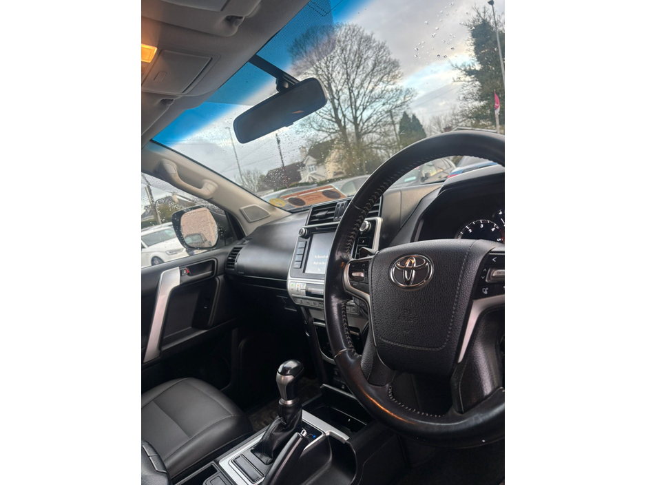 2018 Toyota Landcruiser - image 5