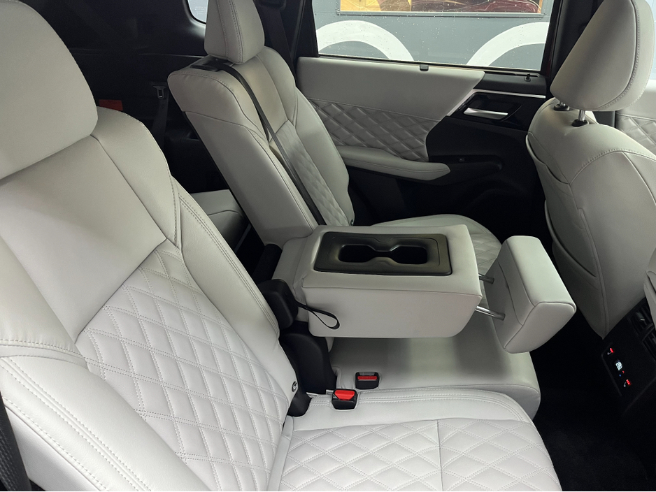 2024 Mitsubishi Outlander - image 17