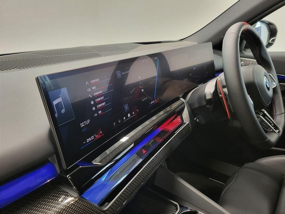 2025 BMW M5 - image 8