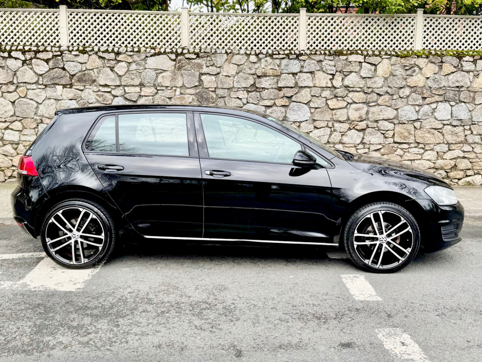 2015 Volkswagen Golf - image 3