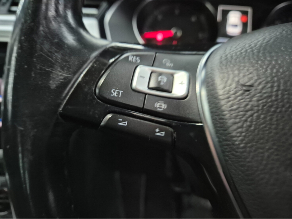 2019 Volkswagen Passat - image 5