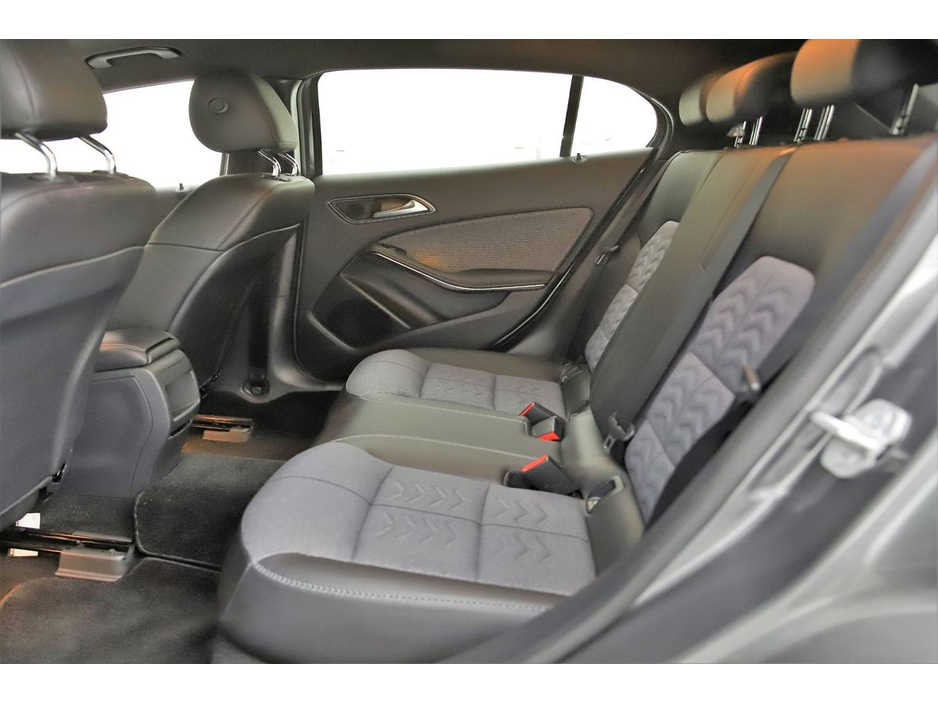 2017 Mercedes-Benz GLA Class GLA 180 *HALF LEATHER*REVERSE CAM*PARK SENSORS*