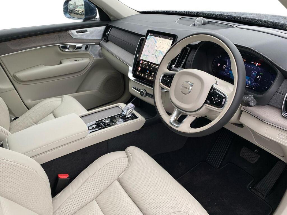 2025 Volvo XC90 - image 9