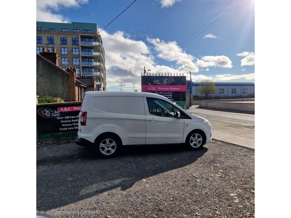 2019 Ford Courier - image 4