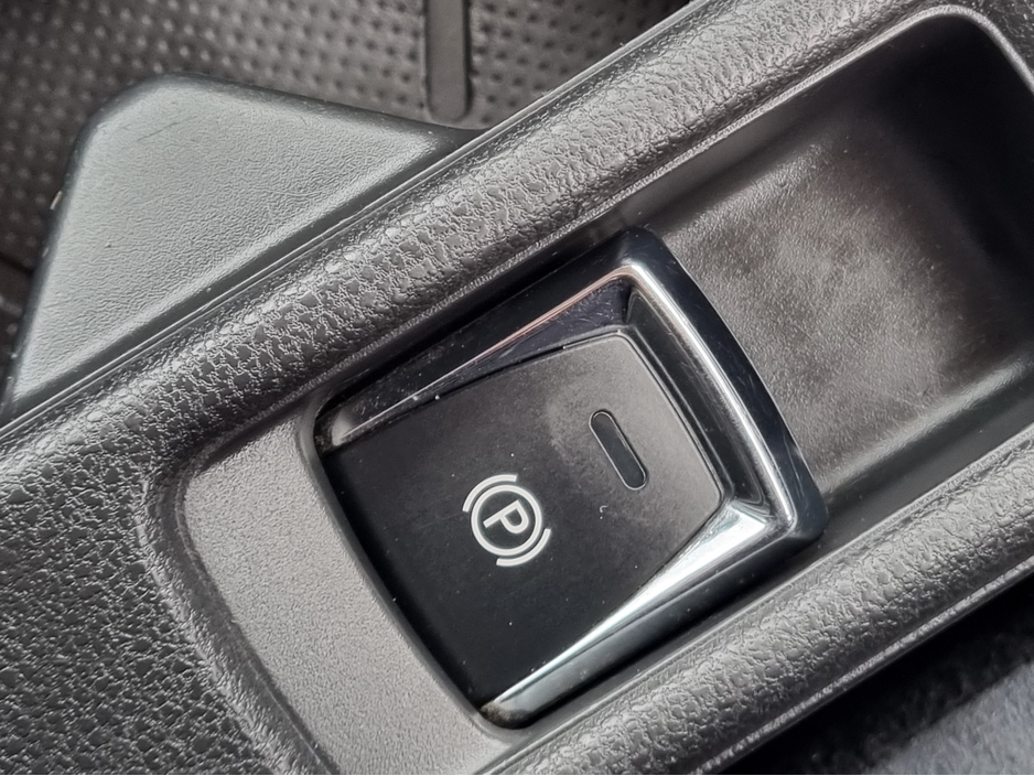 2021 Nissan Leaf - image 24