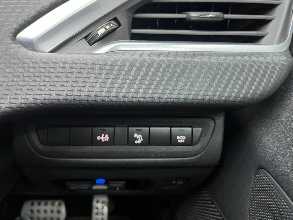 2018 Peugeot 2008 - image 12