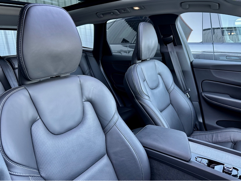 2025 Volvo XC60 - image 6