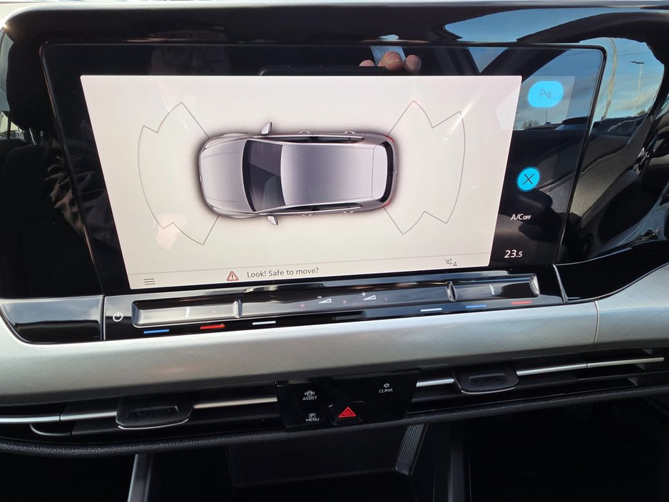 2022 Volkswagen Golf - image 8