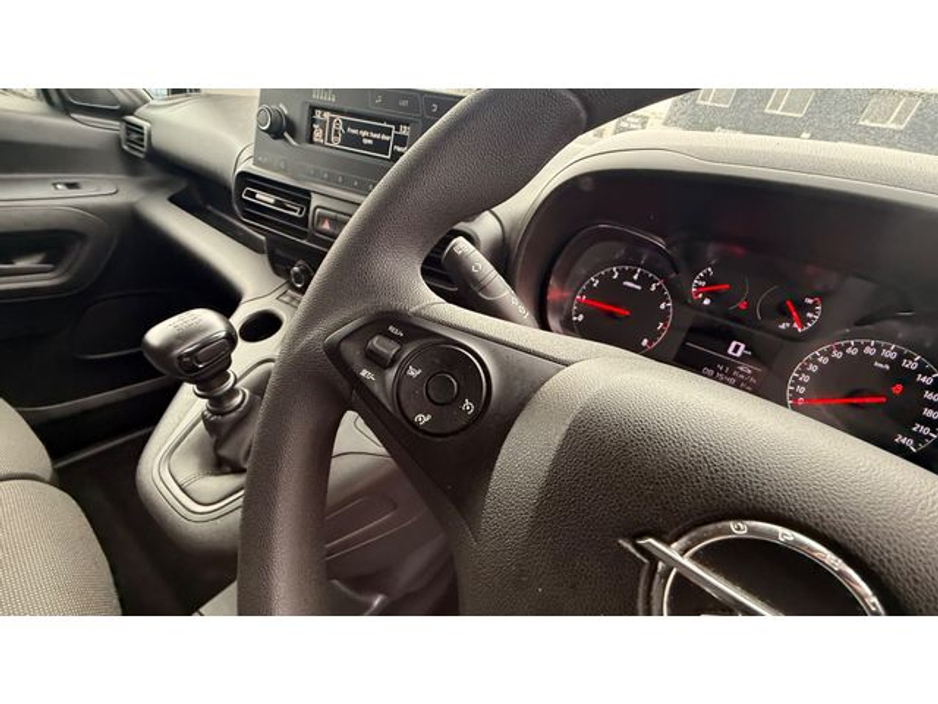 2022 Opel Combo - image 11