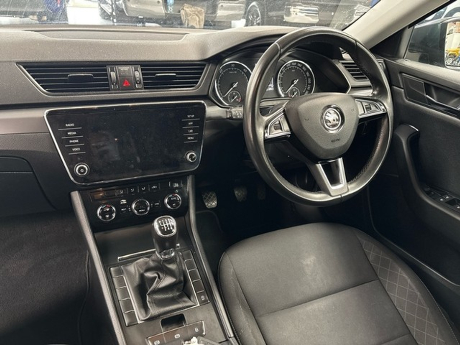 2021 Skoda Superb - image 8