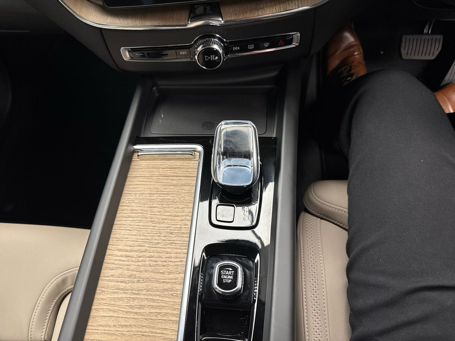 2026 Volvo XC60 - image 8