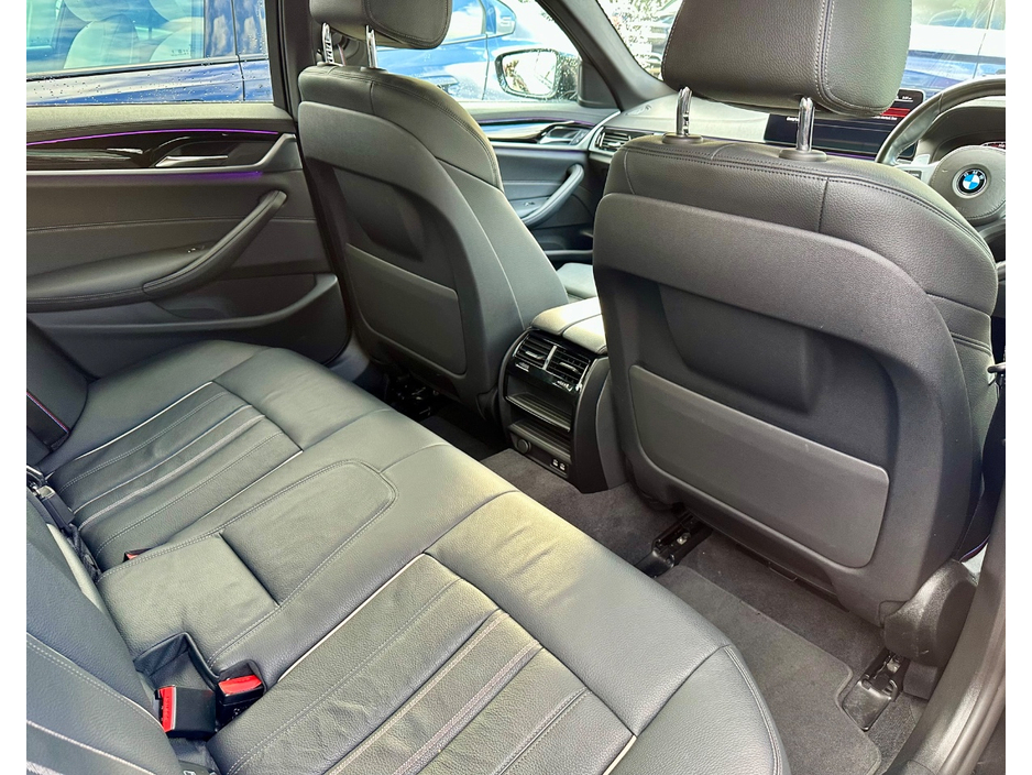 2022 BMW 5 Series - image 11