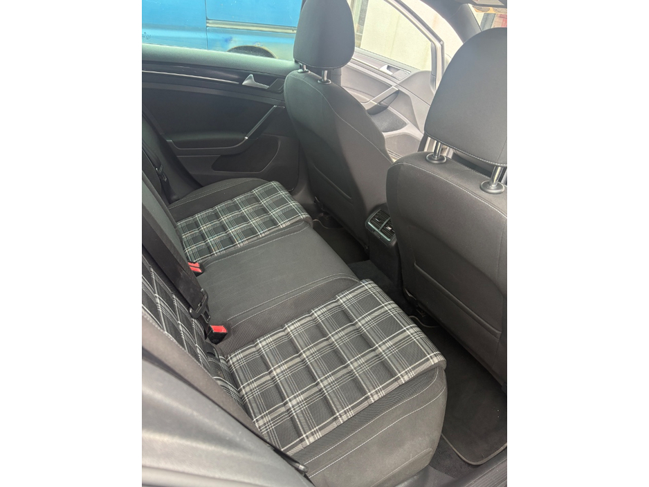 2014 Volkswagen Golf - image 17