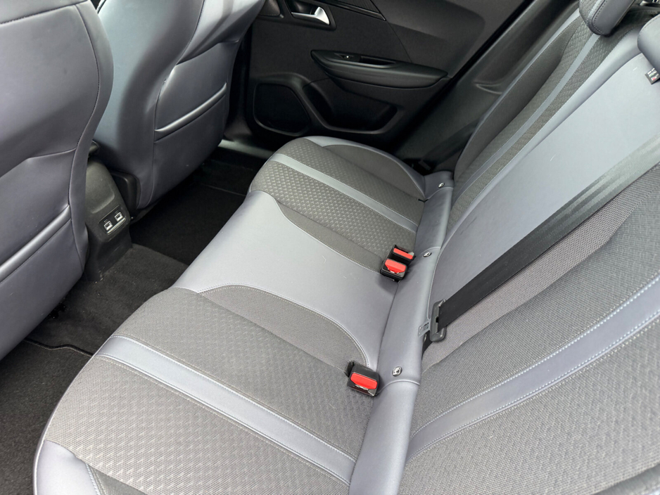 2020 Peugeot 2008 - image 10