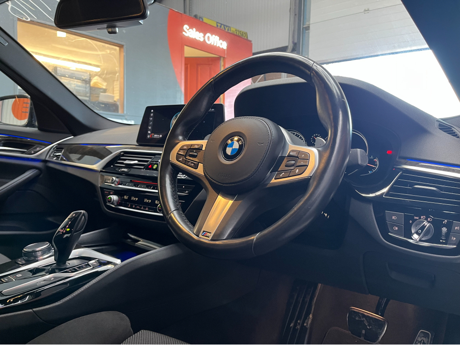 2018 BMW 5 Series 2018 523D M-SPORT 2.0 AUTOMATIC / CRUISE CONTROL / 360° PARKING CAMERA / ELECTRIC MEMORY SEATS / PADDLE SHIFTERS