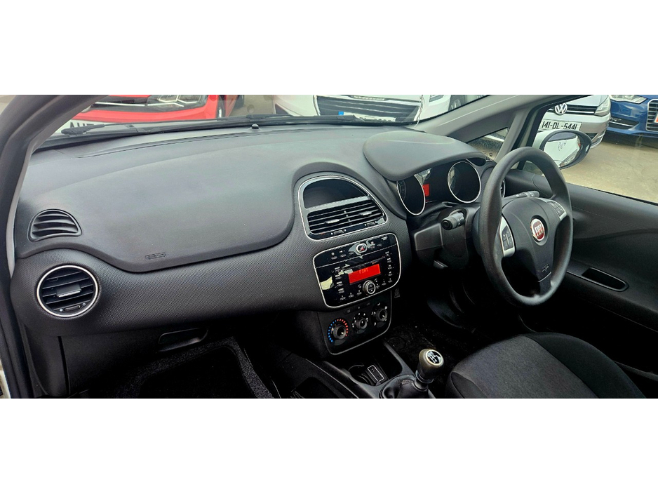 2015 Fiat Punto - image 22