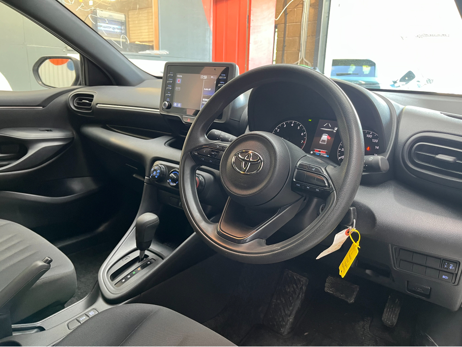 2022 Toyota Yaris - image 8