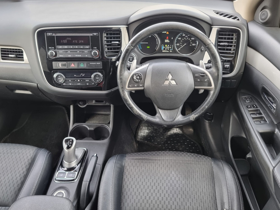 2015 Mitsubishi Outlander - image 24