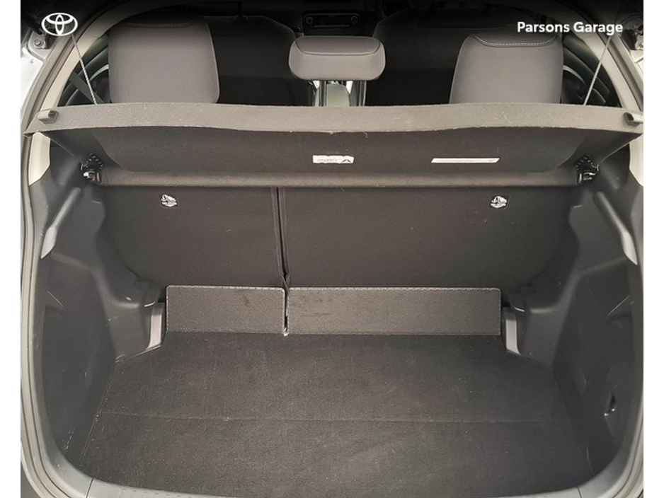 2023 Toyota Yaris - image 13