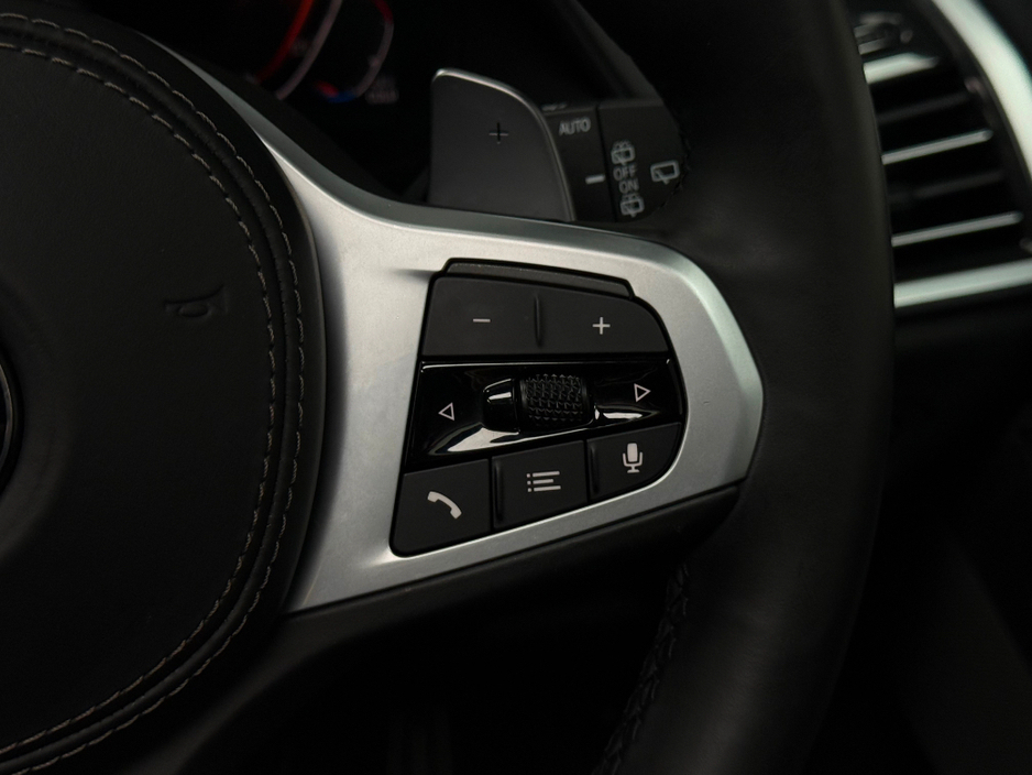 2020 BMW X7 - image 30