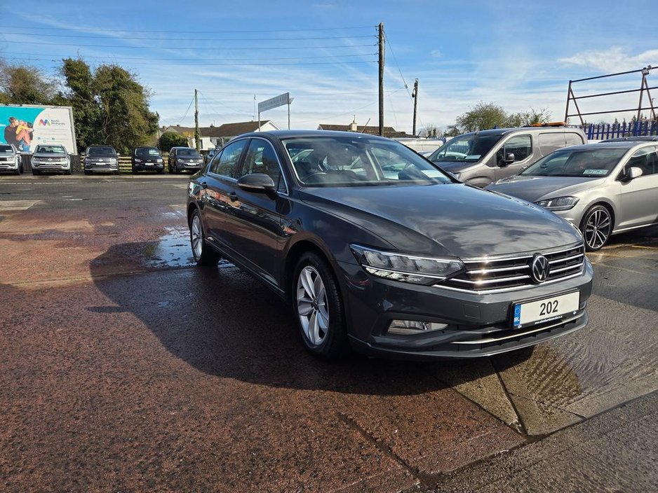 2020 Volkswagen Passat - image 2