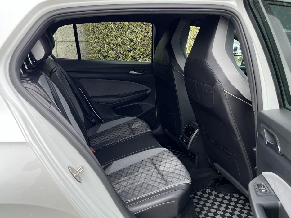 2022 Volkswagen Golf - image 9