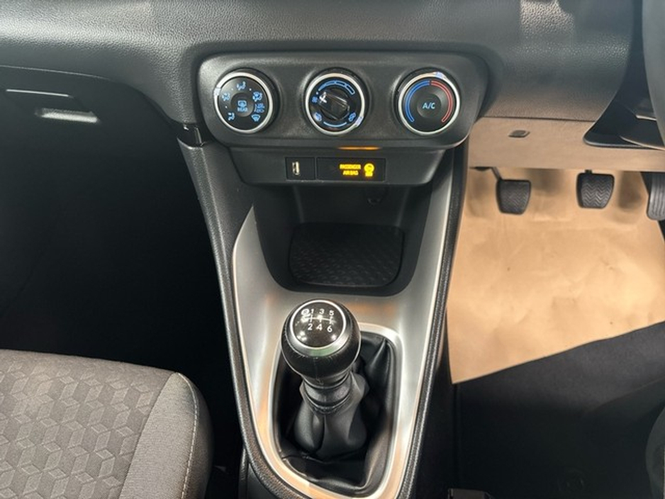 2024 Toyota Yaris - image 13