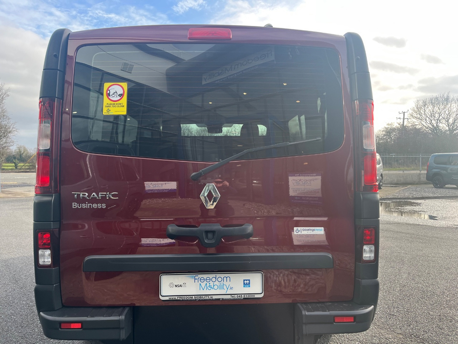 2023 Renault Trafic Passenger - image 7