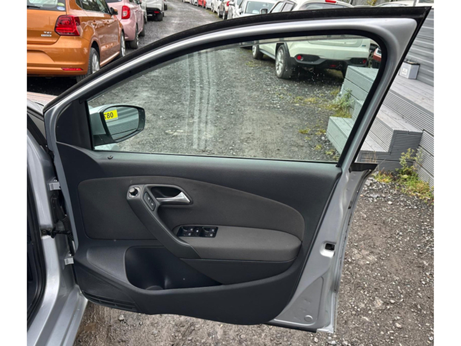 2014 Volkswagen Polo - image 7