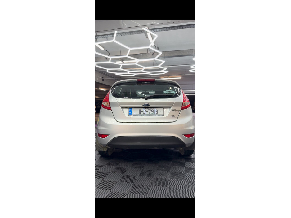 2011 Ford Fiesta - image 6