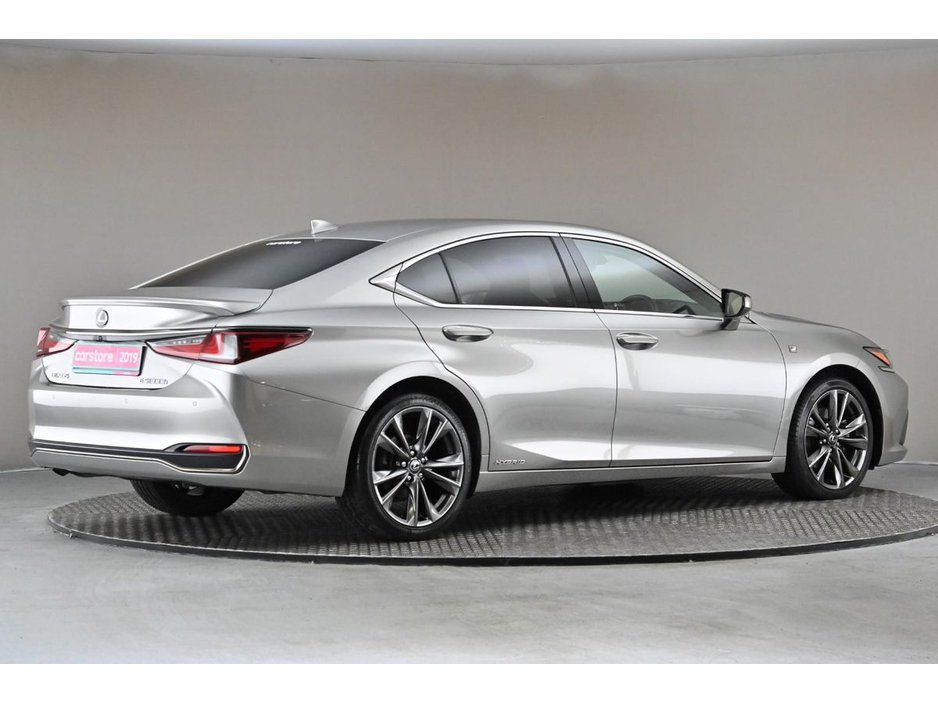 2019 Lexus ES 300 H - image 10