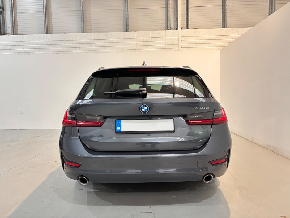 2022 BMW 3 Series - image 7