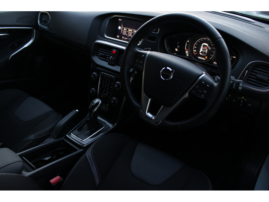 2017 Volvo V40 2.0D4 MOMEMTUM EDITION 180HP 5DR HATCHBACK AUTOMATIC // HUGE SPEC // 1 OWNER CAR WITH 112,355 KM'S // WELL WORTH VIEWING // BUY WITH CONFIDENCE AA AND SIMI APPROVED DEALER 2026 // FINANCE ARRANGED // €15,950