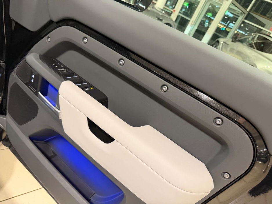 2025 Land Rover Defender X-DYNAMIC SE=HUGE SPEC//LIGHT INTERIOR//AS NEW=2 YEAR WARRANTY=TAILORED FINANCE PACKAGES AVAILABLE=TRADE IN'S WELCOME €104,995