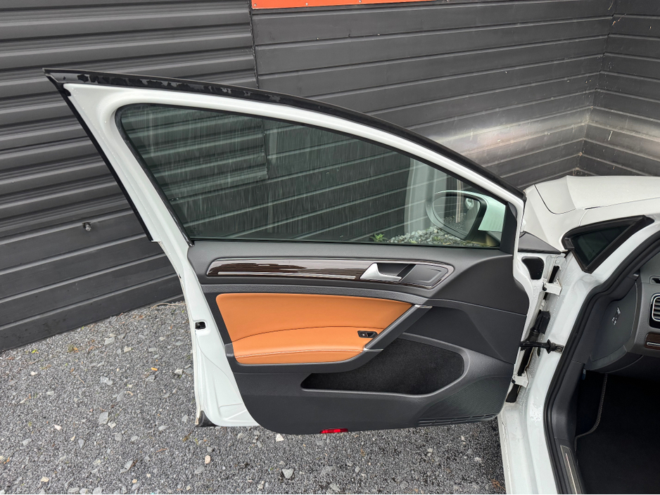 2015 Volkswagen Golf - image 17