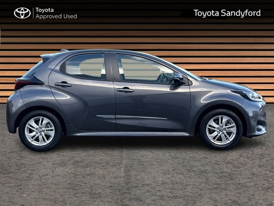 2023 Toyota Yaris HYBRID LUNA // REAR CAMERA // TOYOTA SAFETY SENSE // BLUETOOTH // AIR CON // FULL WARRANTY €23,945