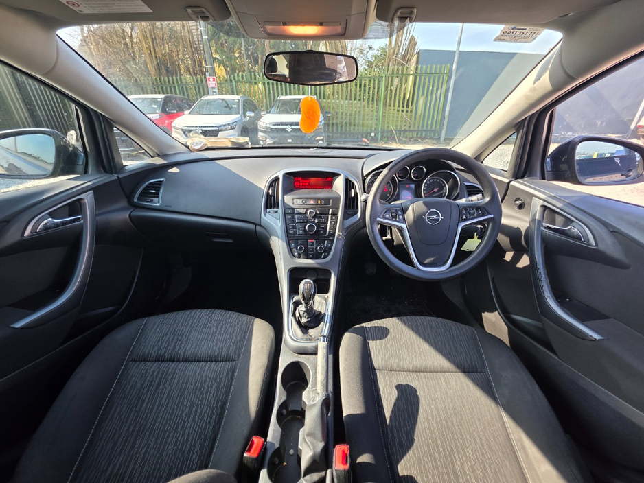 2013 Opel Astra - image 14