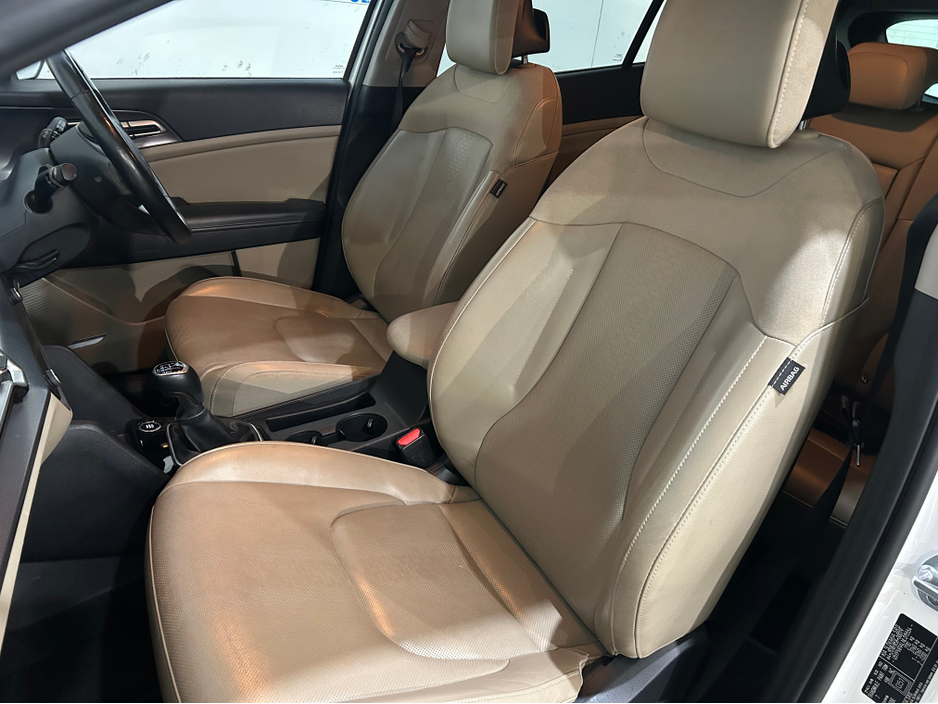 2022 Kia Sportage - image 8