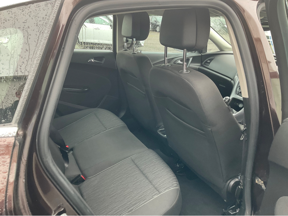 2016 Opel Astra - image 4