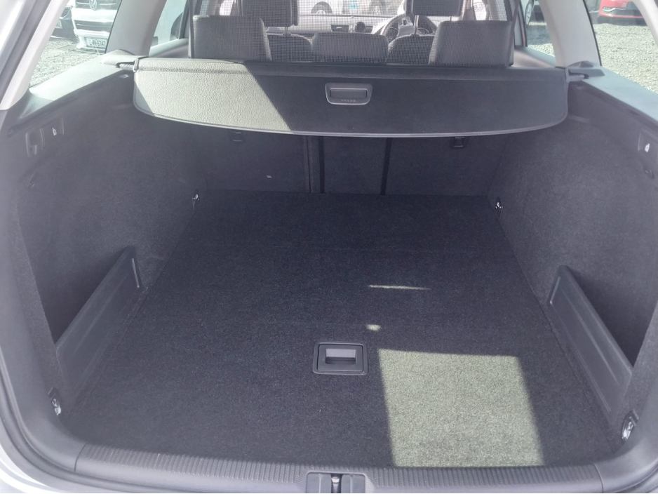 2011 Volkswagen Passat - image 9