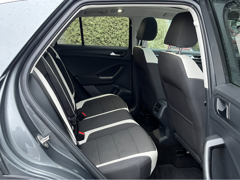 2020 Volkswagen T-Roc SPORT AUTOMATIC 1.5 PETROL //HIGH SPEC//PANORAMIC GLASS ROOF//SAT NAV//KEYLESS ENTRY//