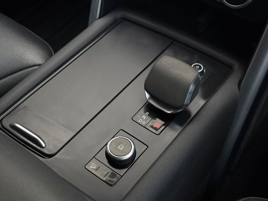 2024 Land Rover Discovery - image 16