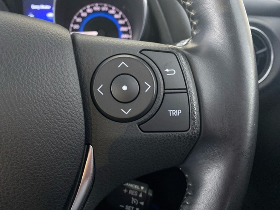 2016 Toyota Auris - image 13